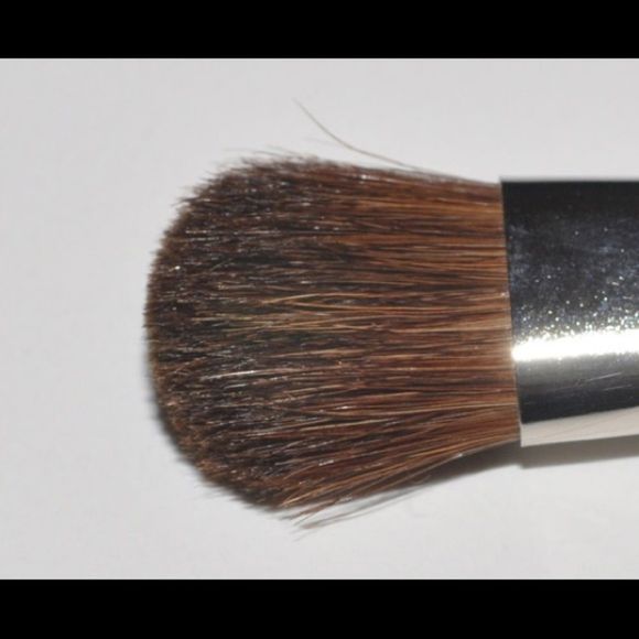Mac 213 SE fluff brush- new - Picture 4 of 4